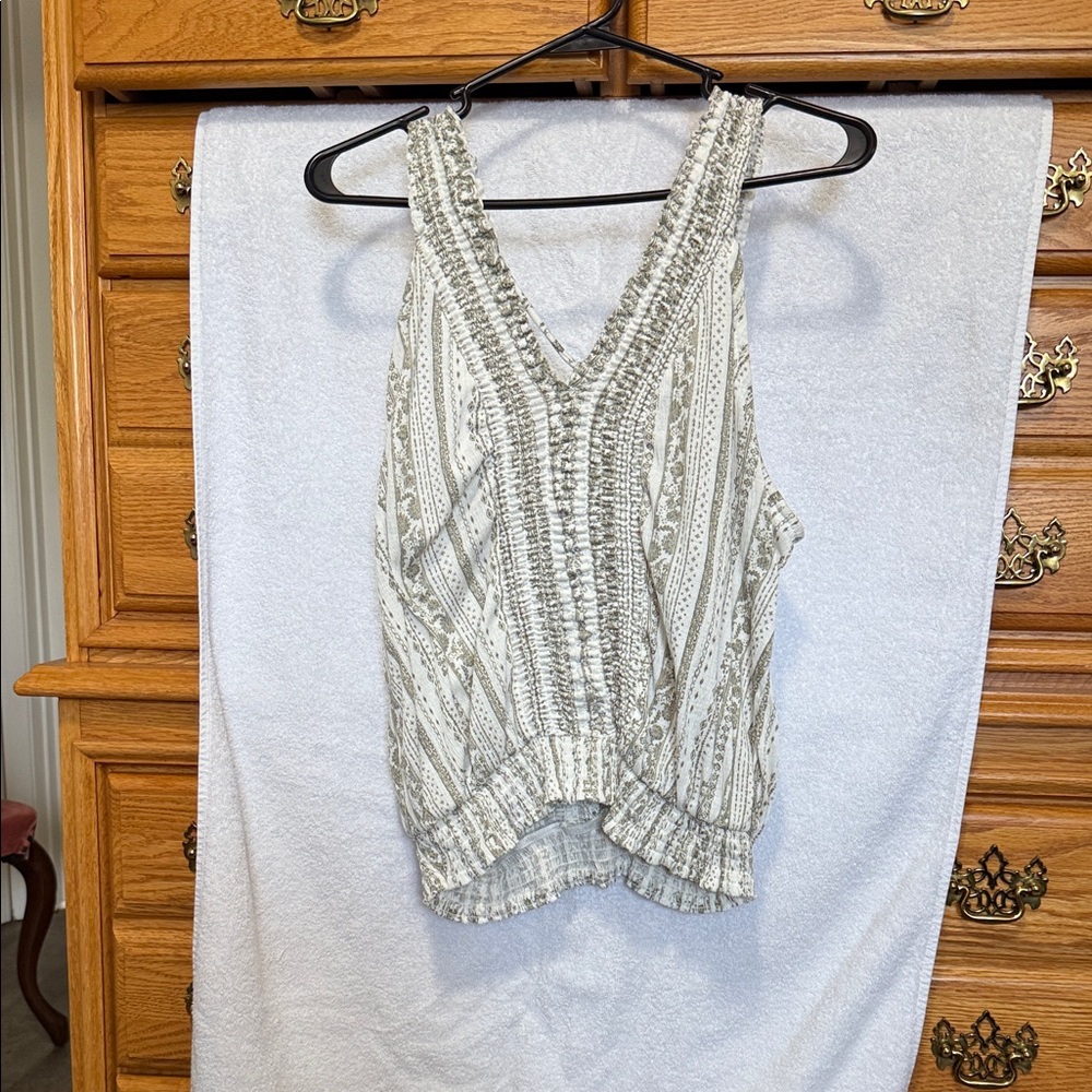 Daytrip Textured White and Gray Sleeveless Blouse